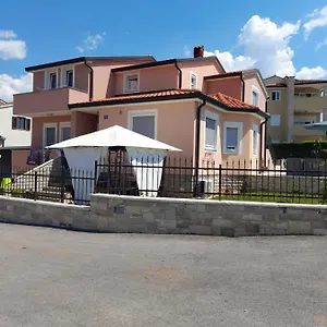 Apartman Dezire, Buje